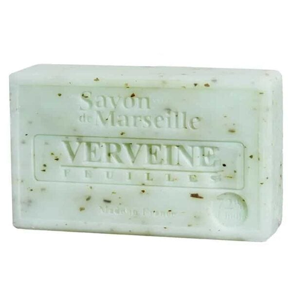 Un baton dreptunghiular de săpun verde deschis cu pete de material vegetal, în relief cu „Savon de Marseille”, „VERVEINE”, „FEUILLES” și „Made in France”. Acest Săpun Natural Marseilles cu Frunze de Verbena oferă frunze de verbenă pentru o experiență revigorantă, botanică.