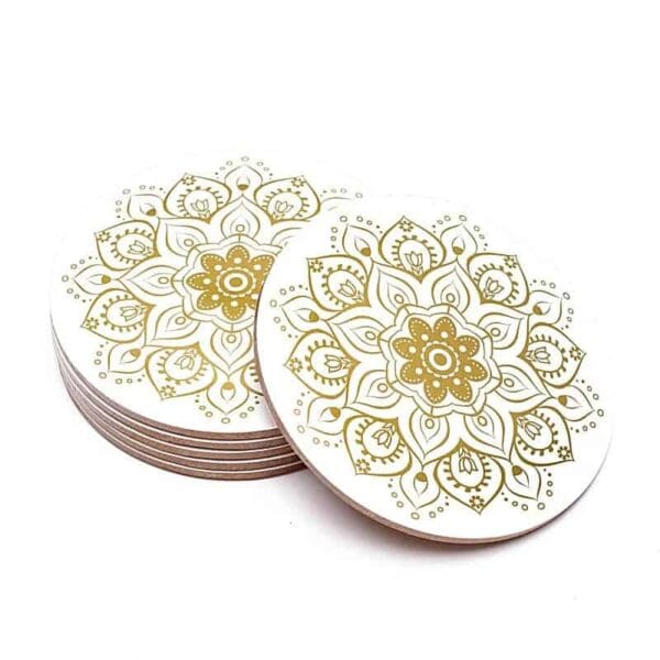 Un set de șase Suporturi pentru Cești rotunde, Mandala Albă, prezintă modele complexe de mandale aurii pe un fundal alb și include modele florale simetrice, cu detalii ornamentate.