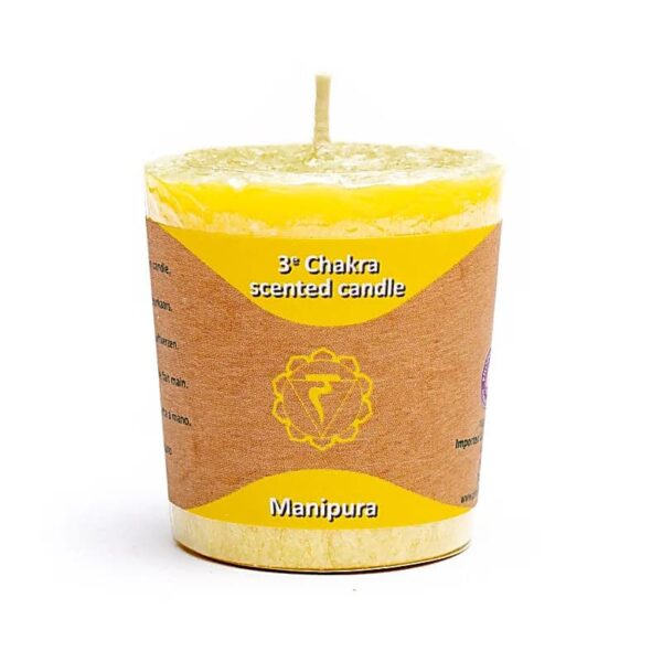 O lumânare galbenă cu o etichetă maro și galbenă pe care scrie „Lumânare parfumată a 3-a Chakra” și „Manipura”. Eticheta prezintă un simbol care indică chakra Manipura. Această Lumânare Votivă Parfumată Chakra a 3-a are un singur fitil și suprafață texturată în partea de sus.