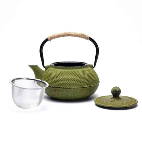 Cafetieră din Fontă în Stil Japonez Tetsubin, 0,6 Litri, Verde este afișată cu capacul scos și așezat în lateral. Un coș cu infuzor din oțel inoxidabil este poziționat lângă ceainic. Ceainic are o suprafață texturată și un mâner cu o prindere înfășurată.