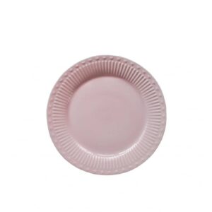 O farfurie de desert din portelan roz din colectia Farfurie de Desert din Porțelan LOVE, într-o nuanță fermecătoare Roz Pastelat, este așezată pe un fundal alb simplu. Această farfurie este circulară și pare curată, ceea ce o face potrivită pentru ocazii elegante sau evenimente speciale.